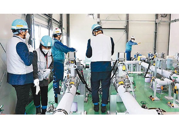 南韓專家在福島第一核電站考察。