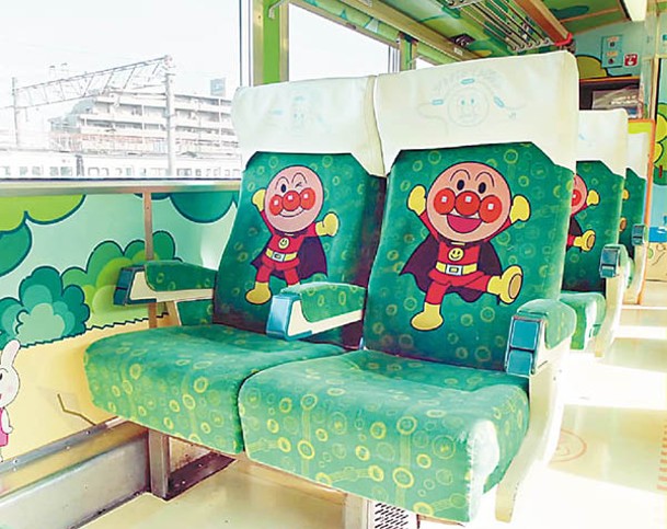 列車內設有「麵包超人座椅」。