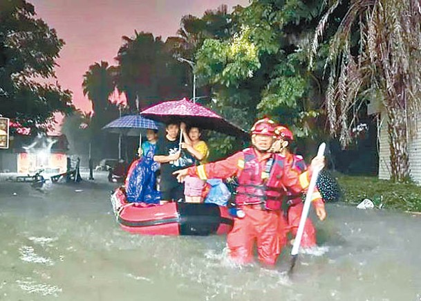廣東多地迎來豪雨，搜救人員出動救人。