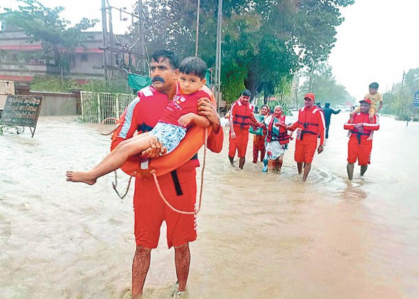 搜救人員在古吉拉特邦救走多人。