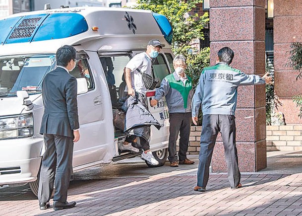 日本東京醫護人員不敢對新冠患者鬆懈。（Getty Images圖片）
