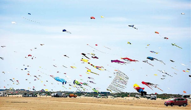 各種風箏在空中飛舞。