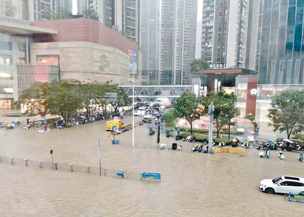 深圳暴雨淹商場  海現水龍捲