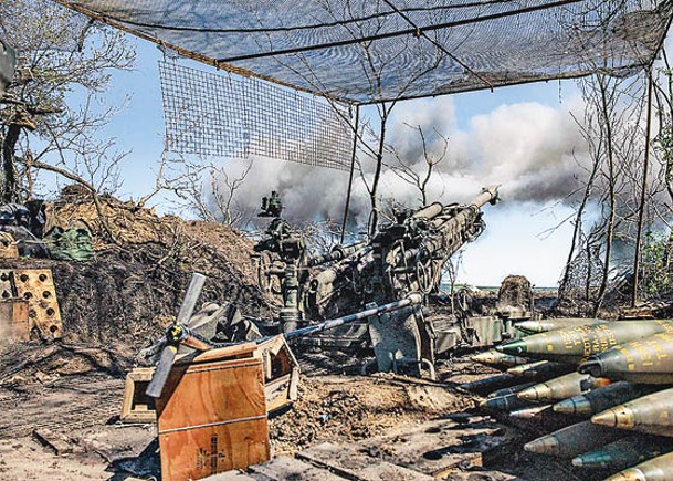 烏克蘭炮兵向俄羅斯部隊據點開火。