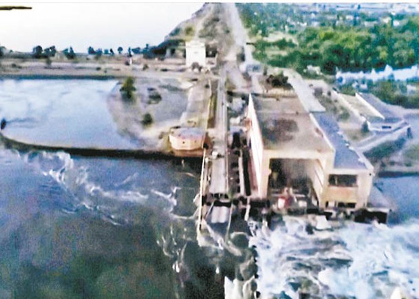 卡霍夫卡水力發電站水壩爆炸決堤。