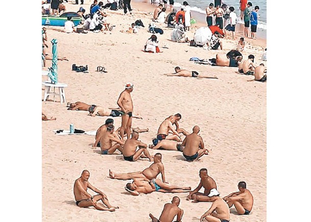海灘出現大量皮膚曬到黝黑的老翁。