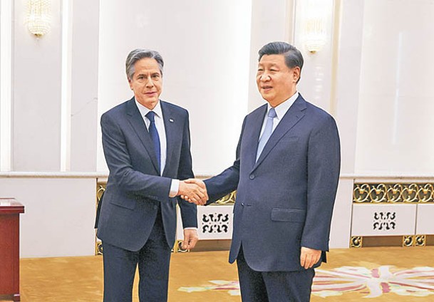 習近平（右）在北京人民大會堂接見布林肯（左），談及多項議題。