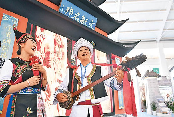 當地的年輕男女過往曾在活動中演唱情歌。（中新社圖片）