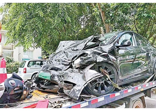 涉事Tesla電動車車頭嚴重損毀。