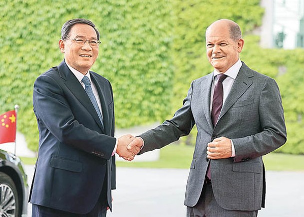 紹爾茨（右）歡迎李強（左）到訪德國。（Getty Images圖片）