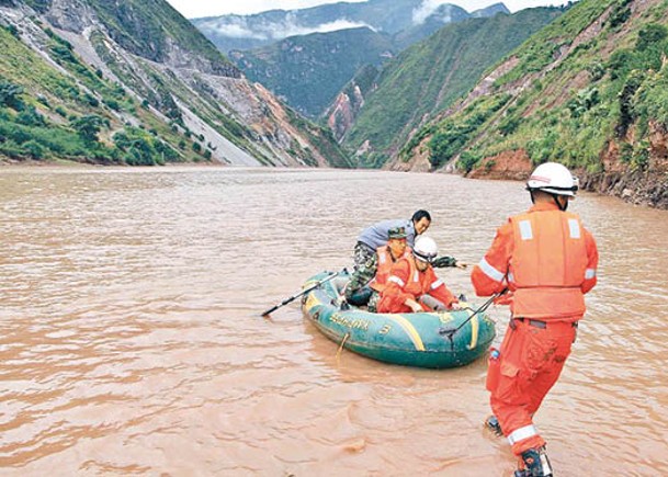 救援人員在河上搜索。