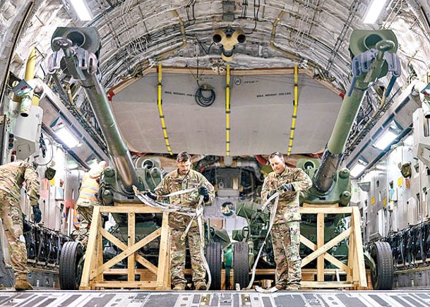 美軍C17環球霸王運輸機能夠運載大量武器。