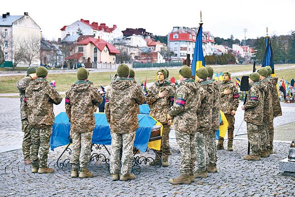 一眾士兵在利沃夫舉行哀悼儀式。（Getty Images圖片）
