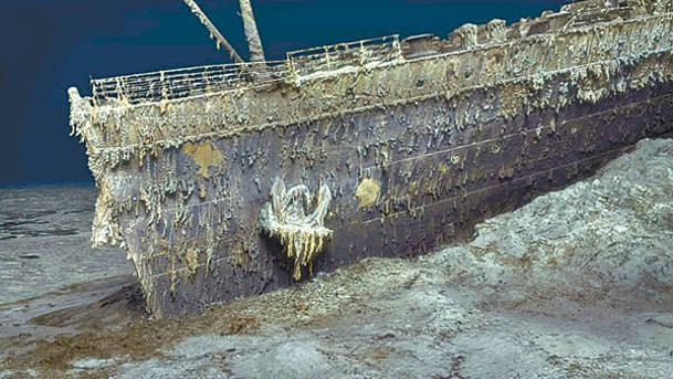 鐵達尼號所處海底四周滿是殘骸。