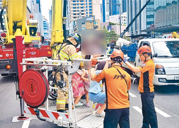 釜山消防員出動雲梯救走受困住客。