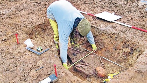 考古學家在劍橋郡挖出遺骸。