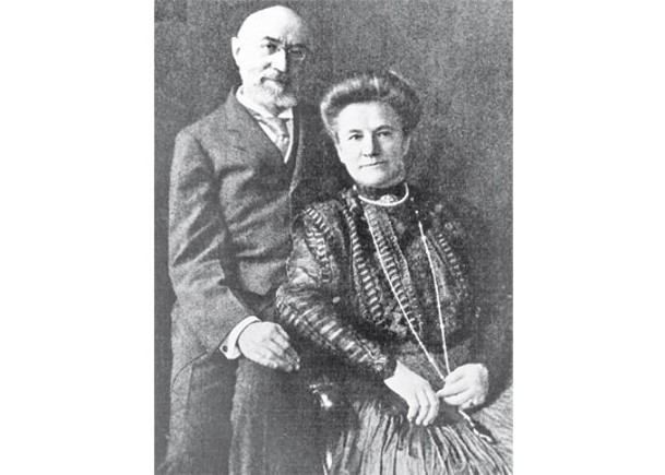 施特勞斯（左）與艾達（右）曾乘搭鐵達尼號。（圖為黑白圖片）