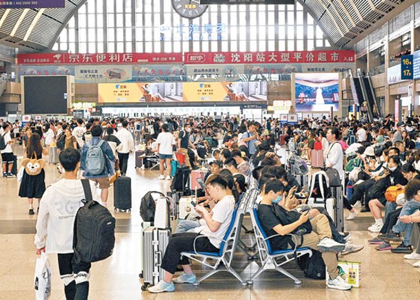 大批旅客在瀋陽站候車。（中新社圖片）