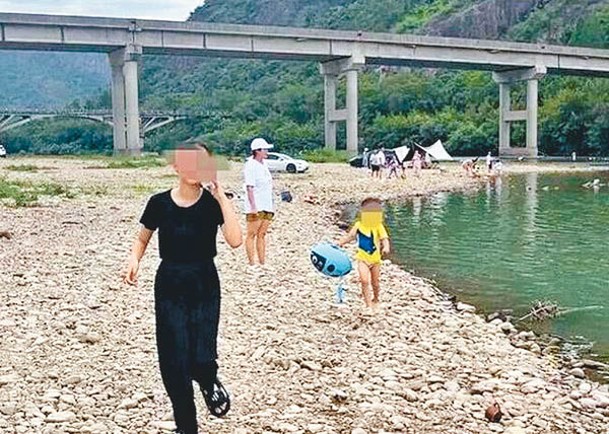 遇溺夫婦的子女在岸邊。