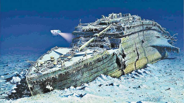 鐵達尼號撞上冰山後在北大西洋沉沒。
