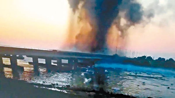 瓊加爾大橋中彈遇襲後冒出黑煙。
