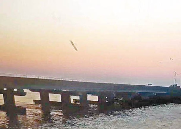 暴風影巡航導彈飛向瓊加爾大橋。