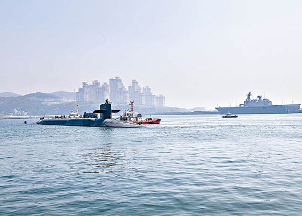 美國巡航導彈核潛艇密歇根號當日抵達釜山。