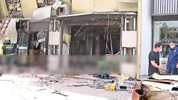爆炸後燒烤店嚴重受損。