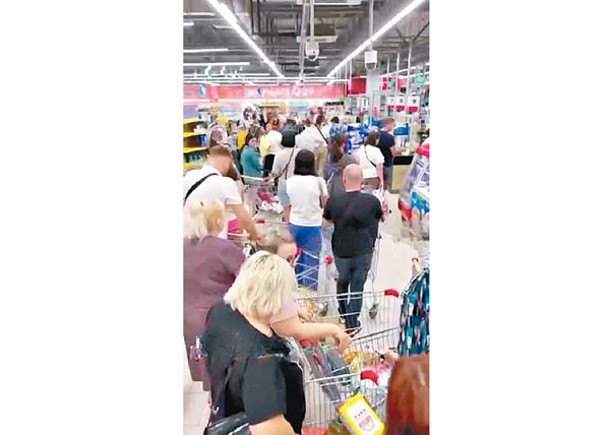 羅斯托夫州超市擠滿購物的民眾。