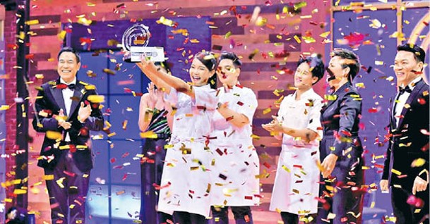 王堉恆（持獎盃者）在廚藝比賽中獲獎。