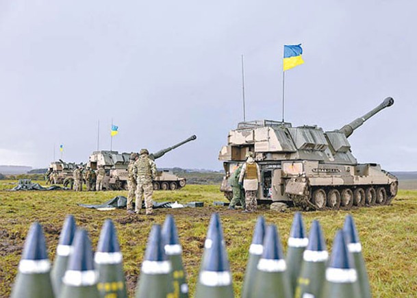 一批烏克蘭士兵在英國接受自走炮操作訓練。
