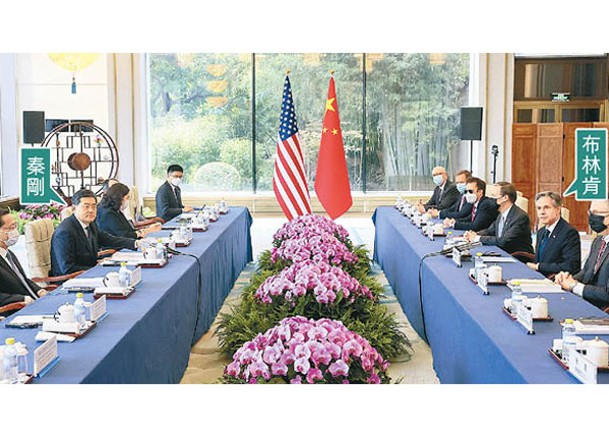 中國外長秦剛在北京與美國國務卿布林肯舉行會談。