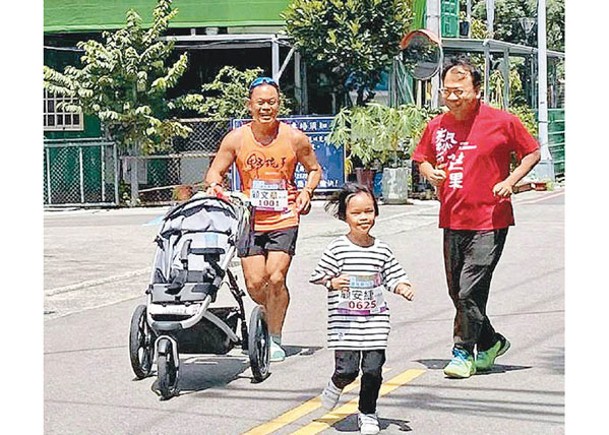 顧文章（左）帶女兒（中）跑馬拉松。（中時電子報圖片）