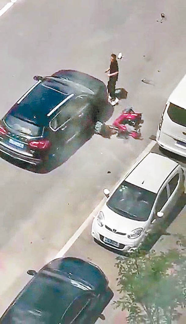 男子駕車前後移動碾壓妻子。