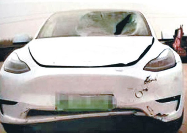 Tesla Model Y車頭變形。