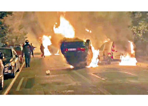 示威者焚燒車輛。