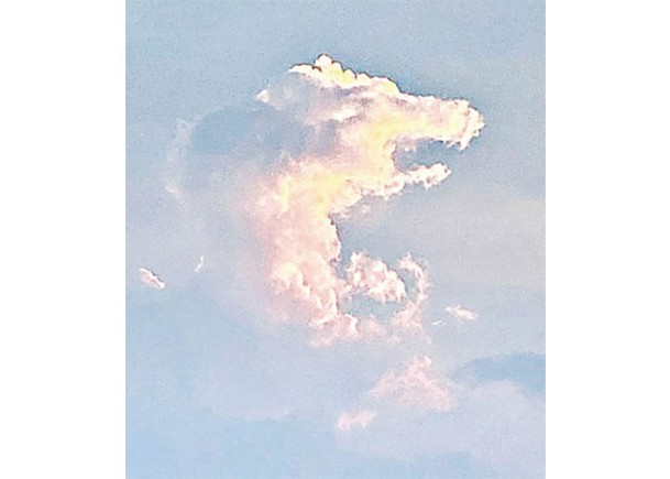 抬頭望見龍形雲