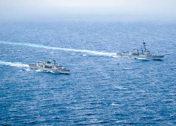 美國驅逐艦鍾雲號（右）與加拿大護衞艦蒙特利爾號（左）在南海巡航。