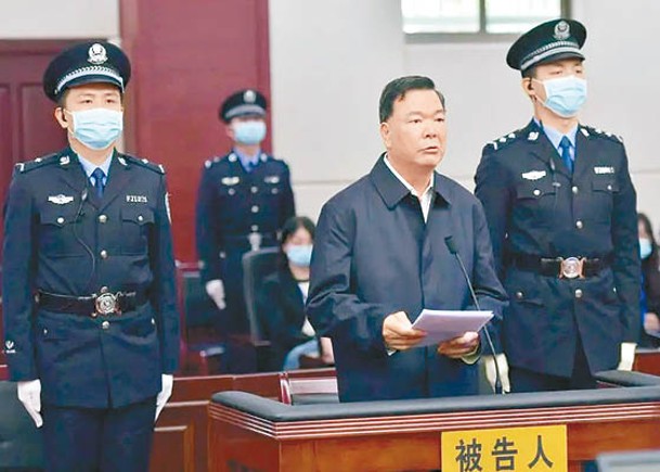 陳家東（右二）受賄案，在南昌市中級人民法院開庭處理。