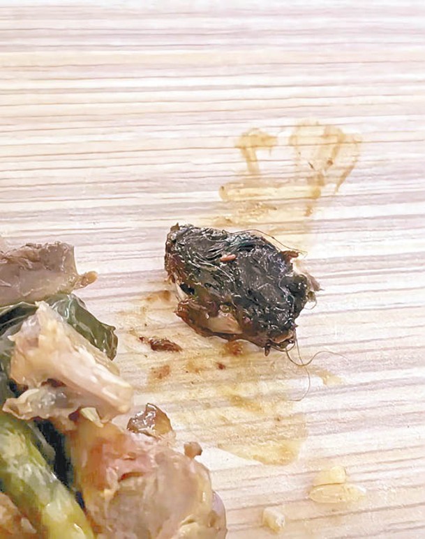 江西工業職業技術學院食堂的飯菜出現鼠頭。