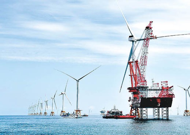 海上風電機組在福建北部海域完成吊裝。