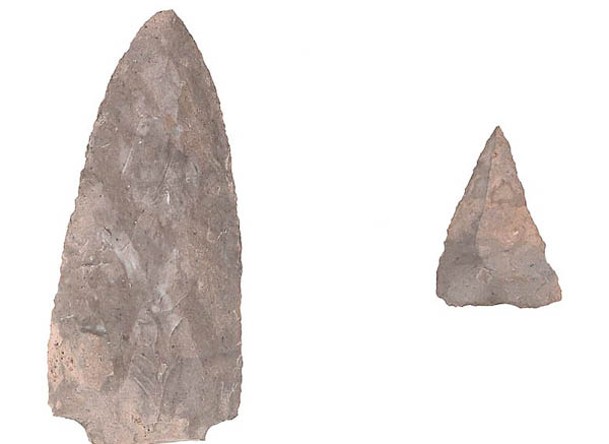 原住民文物包括石箭（左）及石尖（右）。