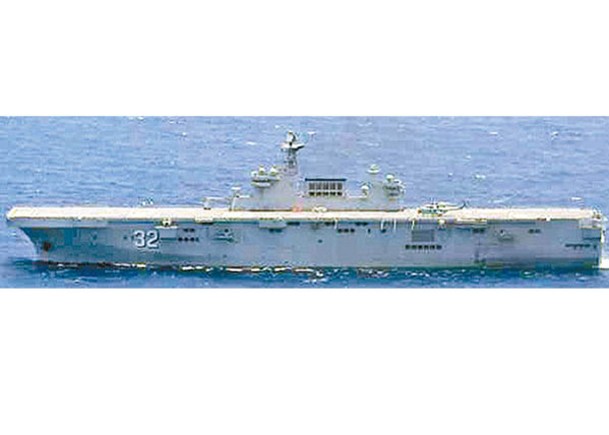 解放軍兩棲攻擊艦廣西號通過日本西南海域。