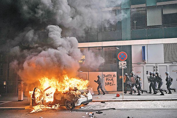 楠泰爾有汽車遭縱火。（Getty Images圖片）