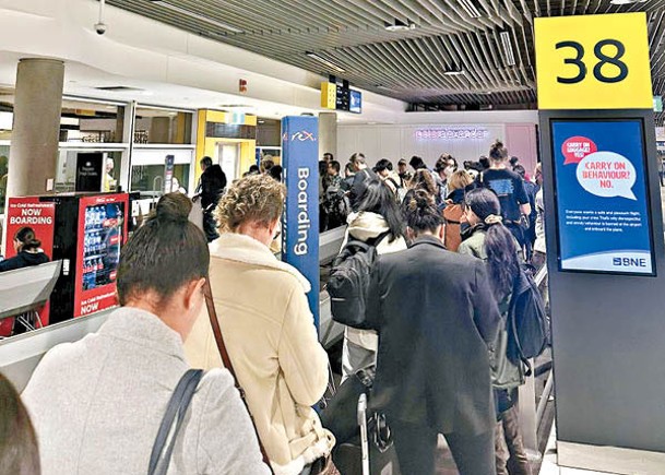 布里斯班機場有大批旅客滯留。