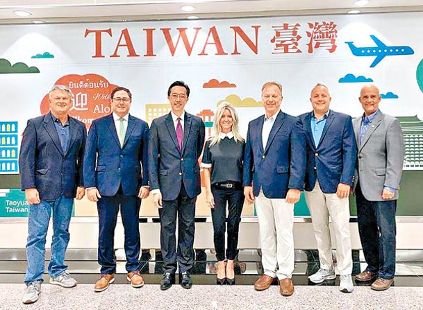 美國共和黨眾議員赫恩（右三）率領黨友訪問台灣；左三是台灣外交部北美司司長徐佑典。