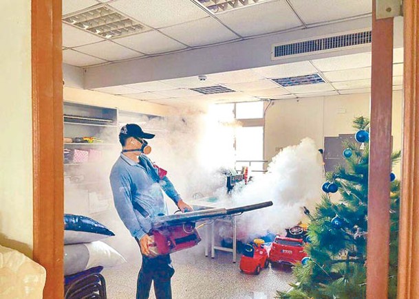 台南市工作人員在登革熱確診病例居住地進行化學防治作業。