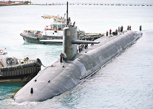 美國戰略核潛艇緬因號停靠關島海軍基地。