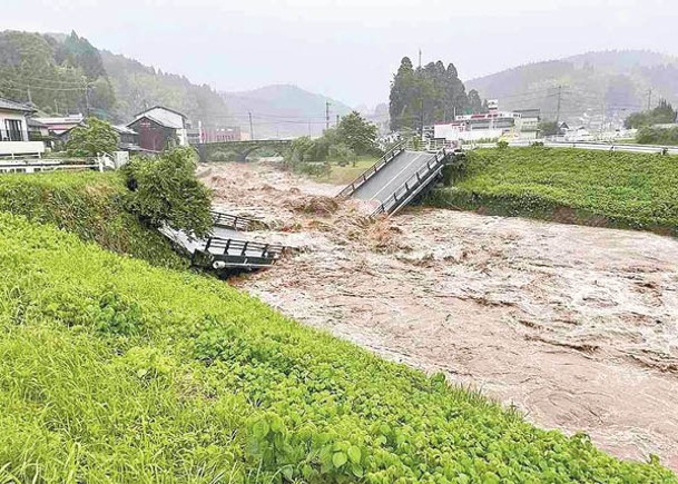 熊本縣有橋樑被洪水沖毀。
