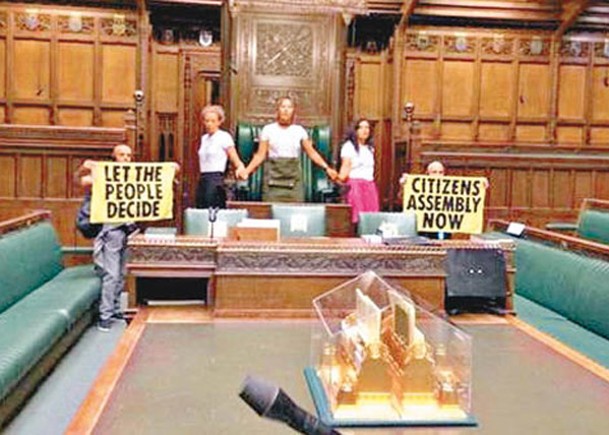 「反抗滅絕」成員闖入英國國會下議院示威。